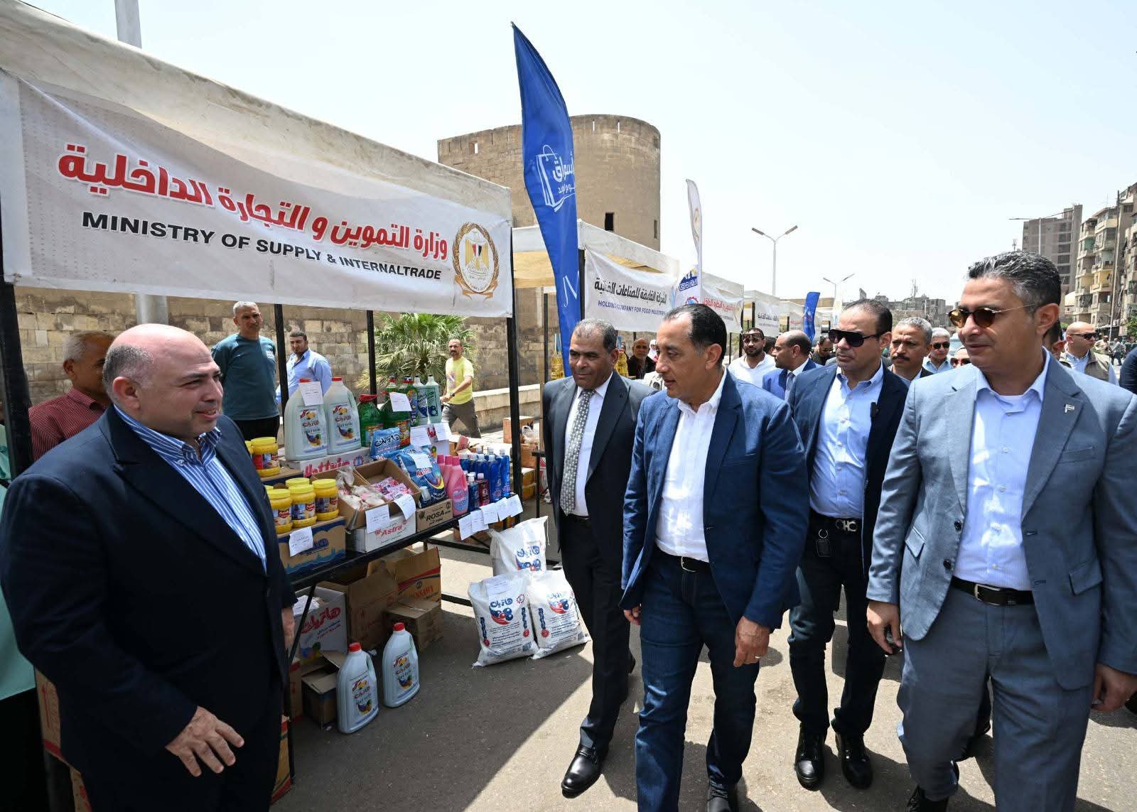 رئيس الوزراء يتفقد معرض “أهلًا بالعيد” بمنطقة الجمالية