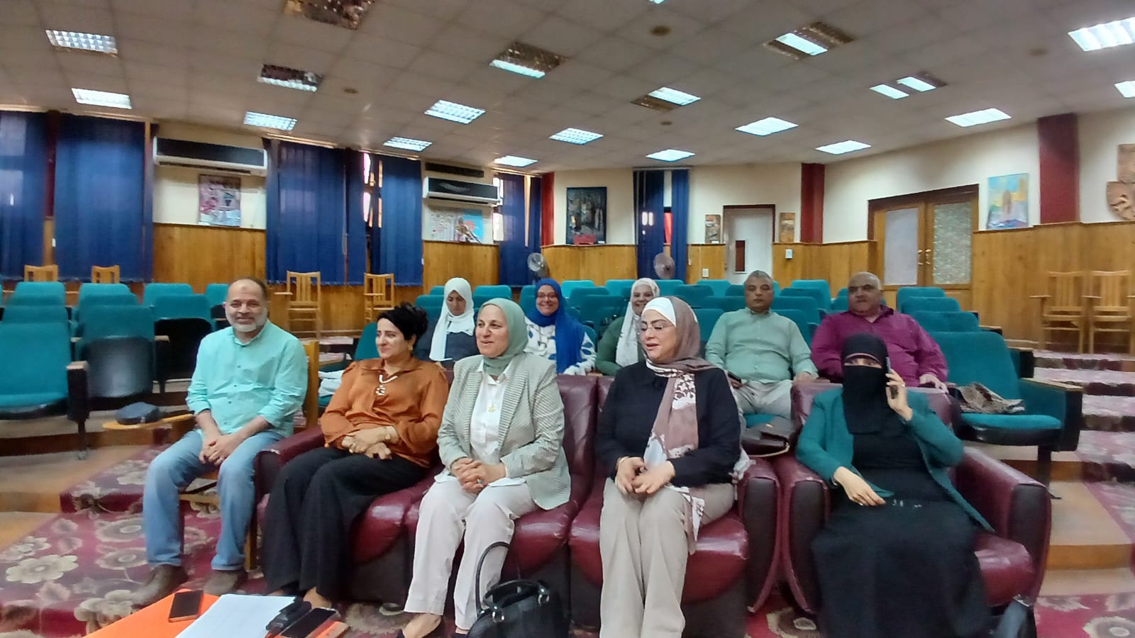 «مدير تعليم القاهرة» تتابع غرفة عمليات الدبلومات الفنية في أول أيام الامتحانات العملية