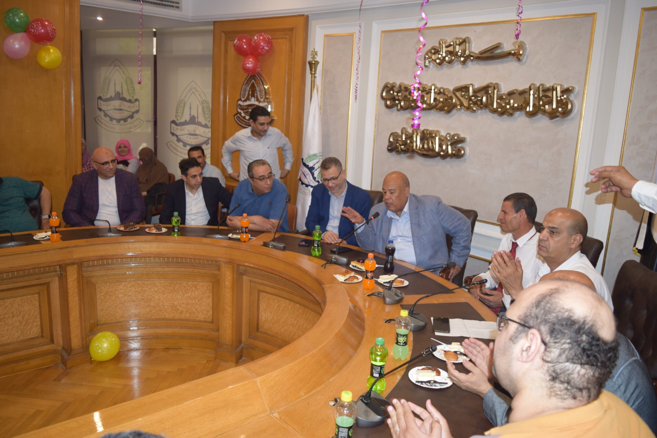 خلال تكريم موظف.. رئيس غرفة القاهرة: الروابط الإنسانية أساس نجاح بيئة العمل.. وأتعامل مع العاملين كإخوة وليسوا موظفين