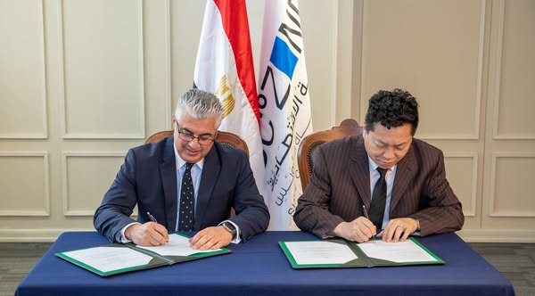 باستثمارات 20,5 مليون دولار.. رئيس اقتصادية قناة السويس يُوقع عقدين لمشروعي ملابس جاهزة و منسوجات