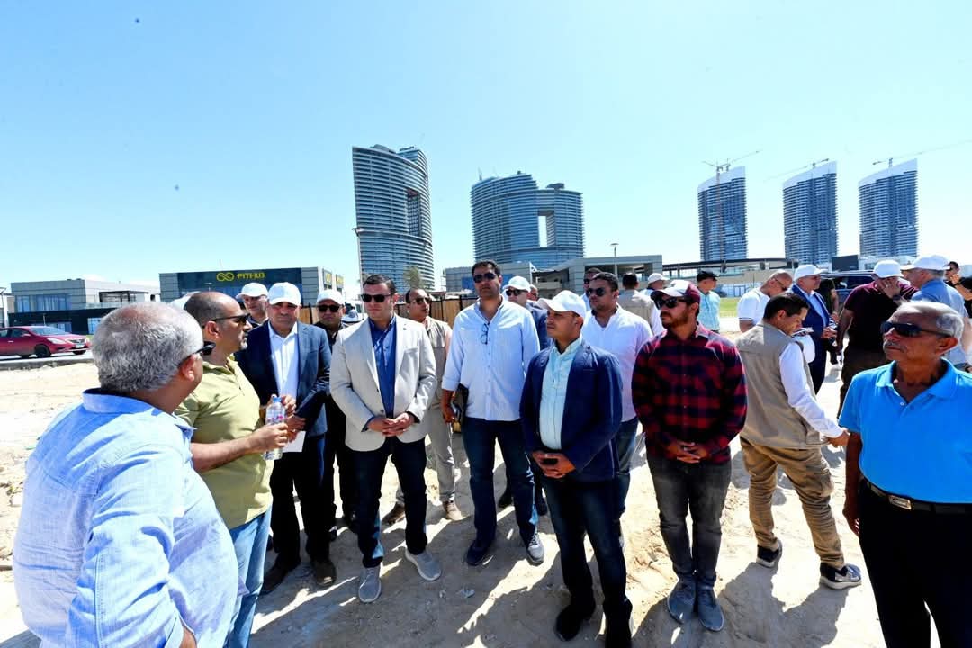 وزير الإسكان يتفقد كمبوند مزارين و الممشى السياحي وأعمال تجهيز الشاطئ بمدينة العلمين الجديدة