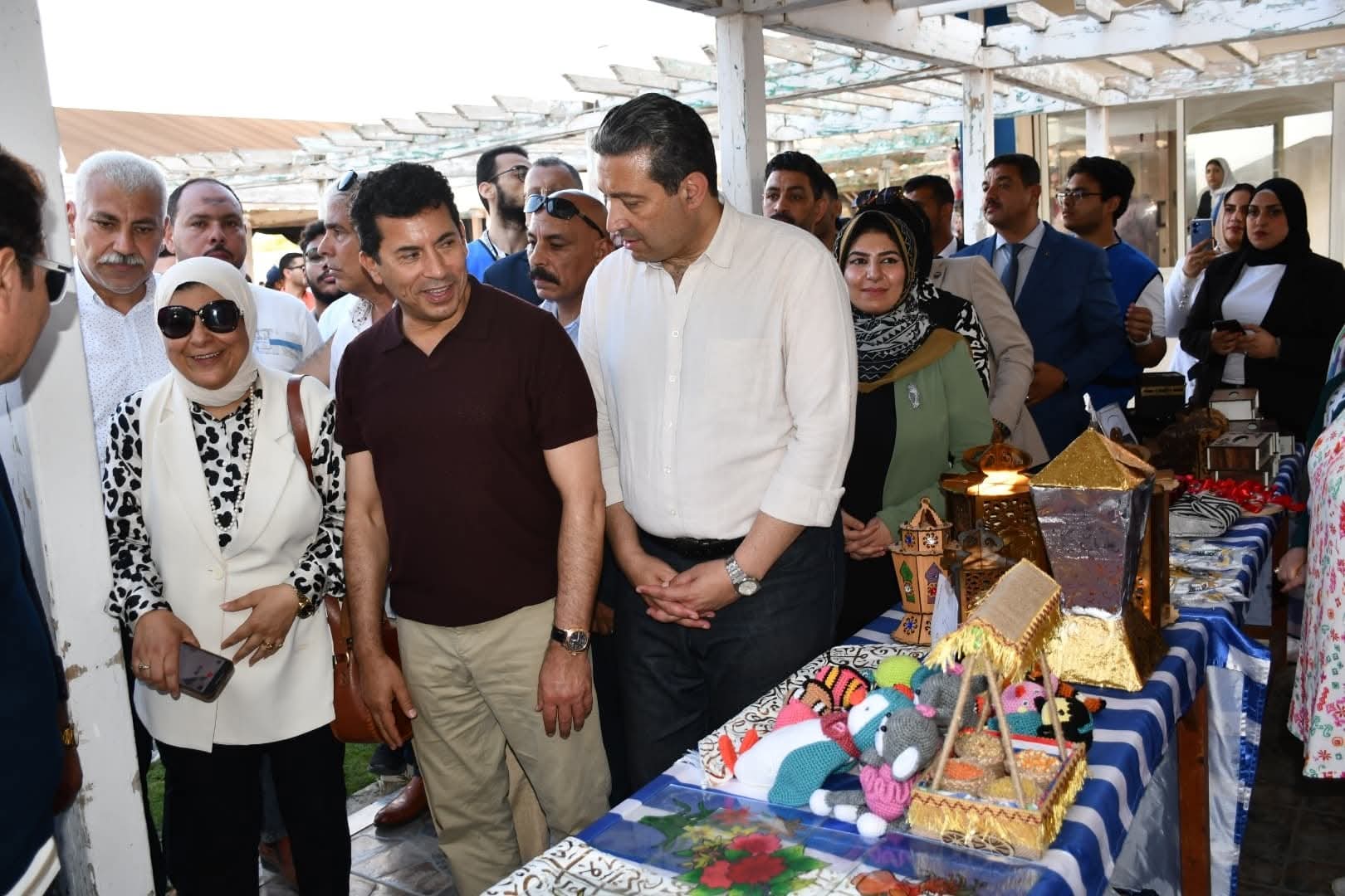 وزير الشباب والرياضة ومحافظ دمياط يتفقدان ملتقى التوظيف وورش مشروعي