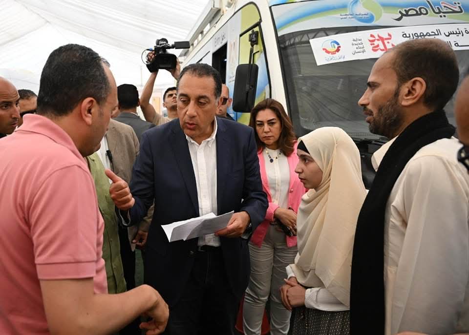 أثناء زيارته لمحافظة البحيرة.. رئيس الوزراء يستجيب لطلب مواطن ويوجه بعلاج نجلته 