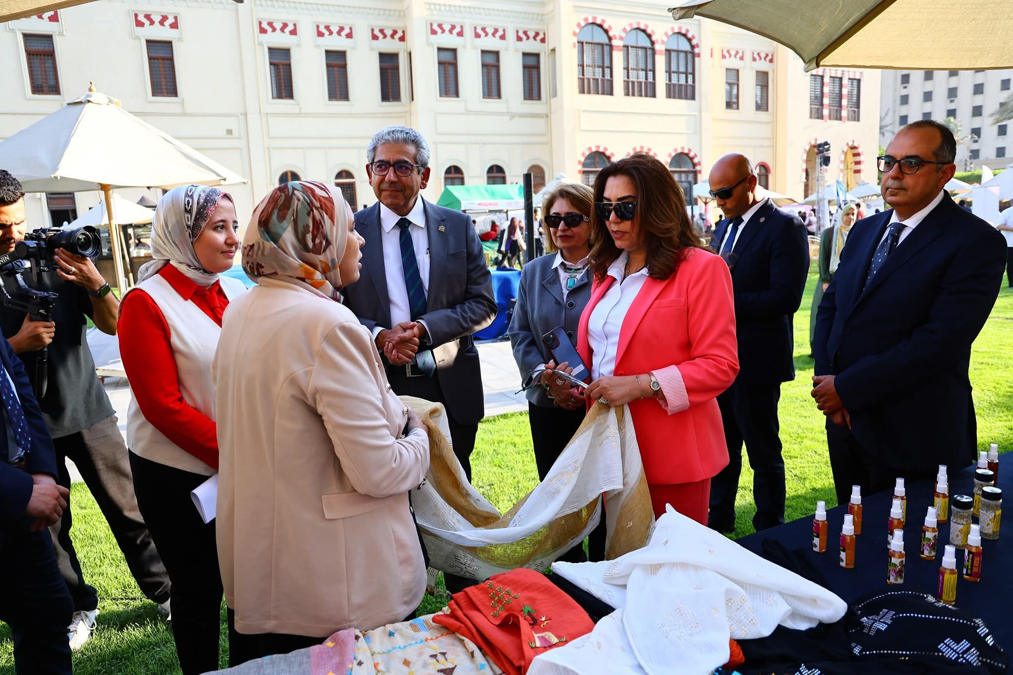 وزيرة التنمية المحلية وعميد كلية التعليم المستمر بالجامعة الأمريكية يتفقدان معرضي «أيادي مصر» وخريجات منحة AUC SHE Can 