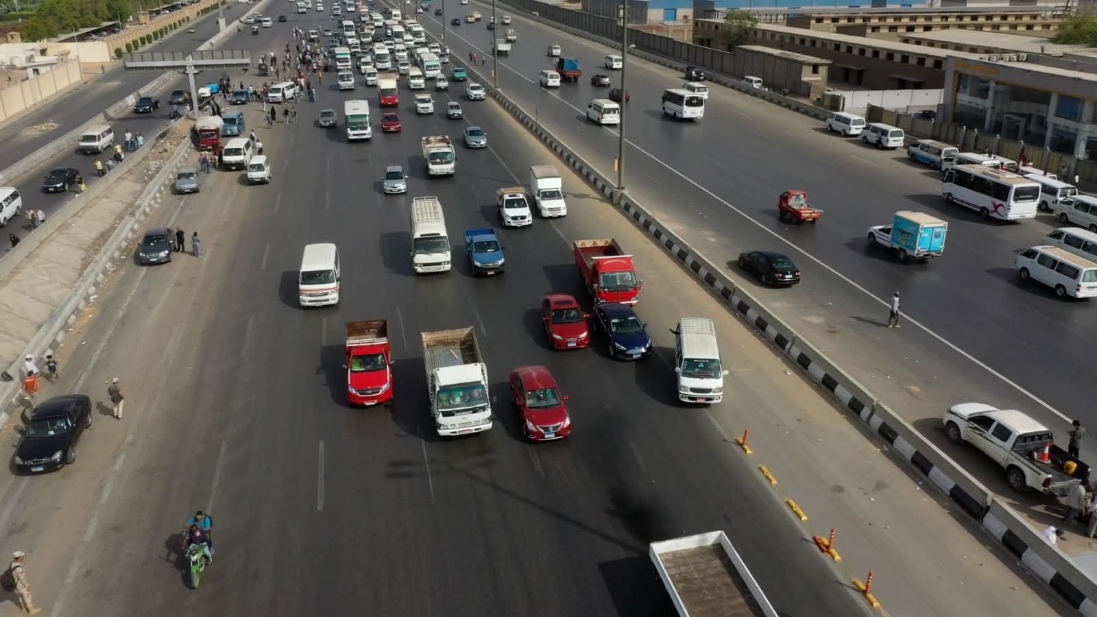 إقرار وتفعيل مخالفة مرورية رادعة للمركبات التي تسير داخل الحارة المخصصة للأتوبيس الترددي على الطريق الدائري