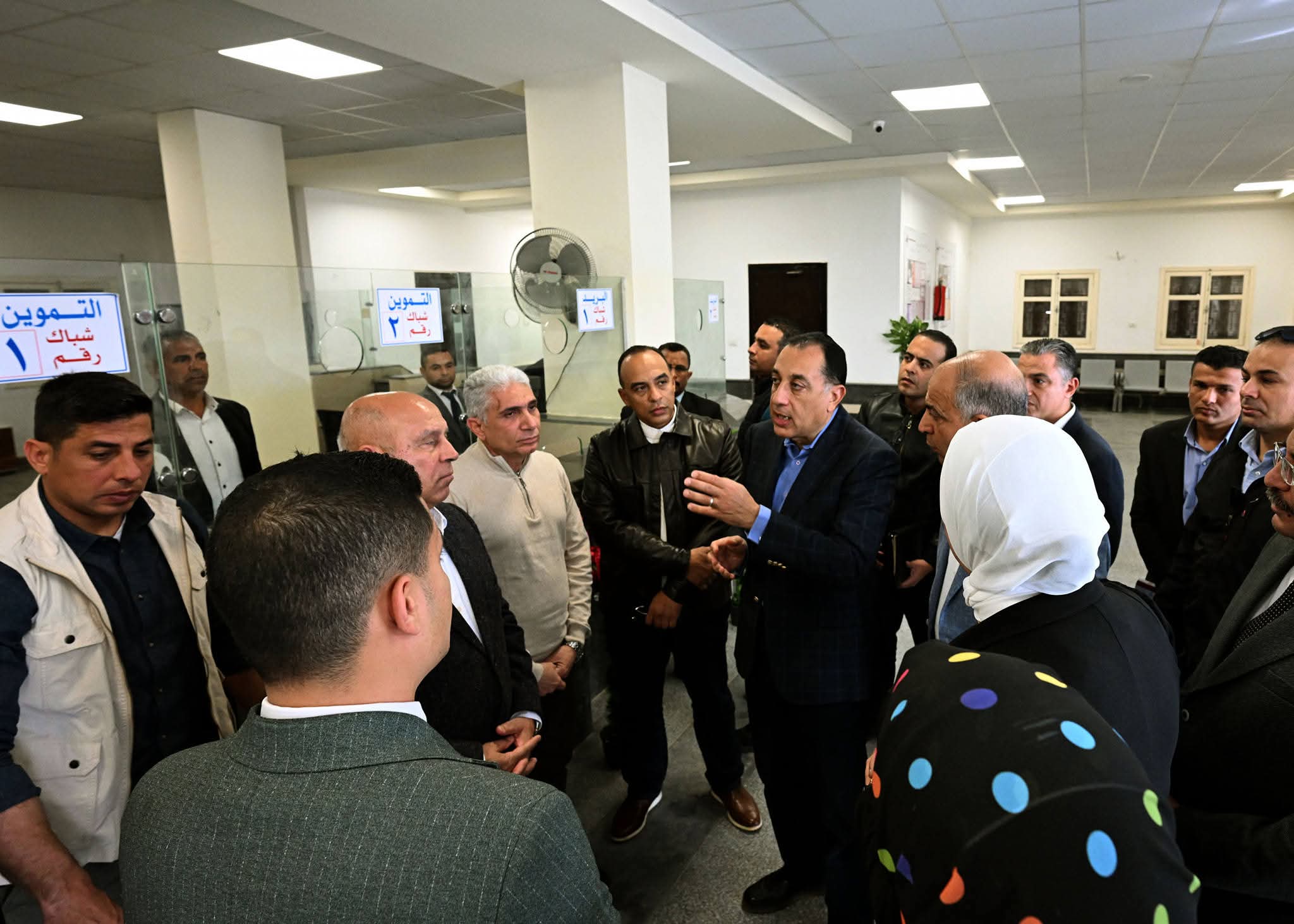 رئيس الوزراء يتفقد سير العمل والخدمات المقدمة للمواطنين بالمركز التكنولوجي بقرية 