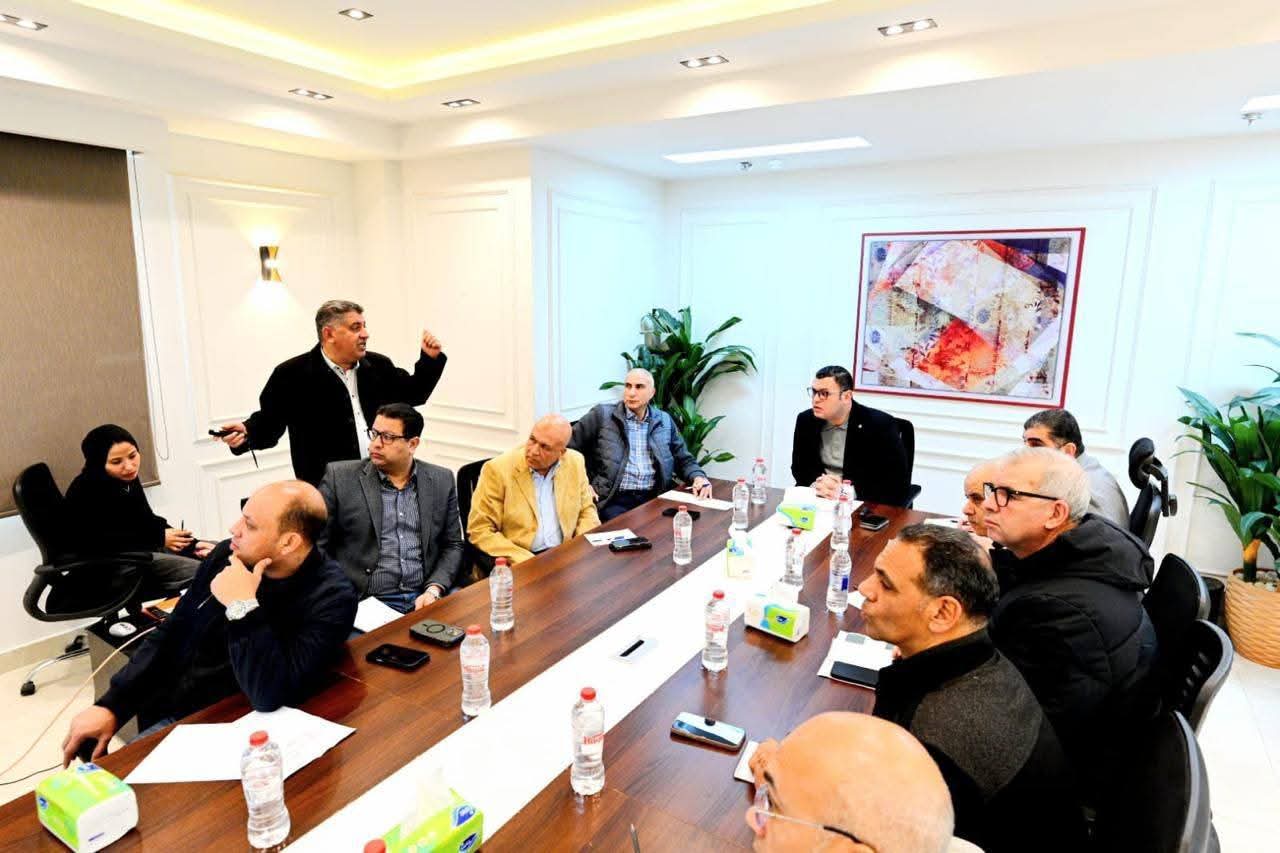 وزير الإسكان يعقد اجتماعًا بمقر جهاز 