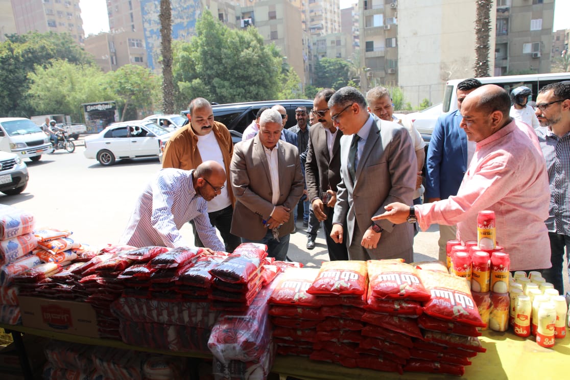 محافظ الجيزة يتفقد أسواق اليوم الواحد بالطالبية وبولاق الدكرور للاطمئنان على انتظام تشغيلها وتوافر السلع