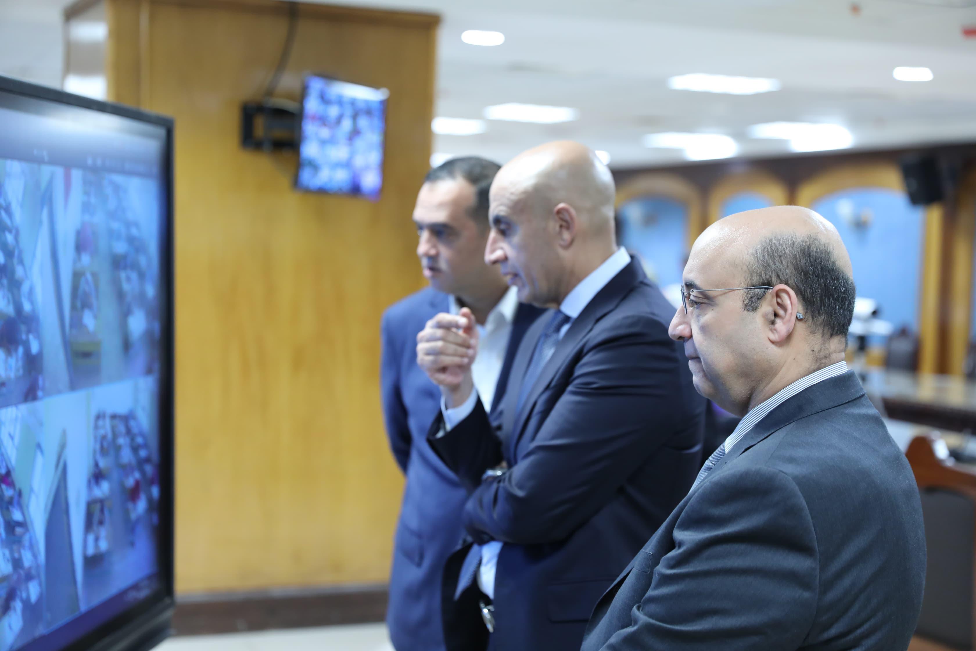 عبر كاميرات المراقبة.. وزير التربية والتعليم يتابع سير امتحانات الثانوية العامة على مستوى الجمهورية