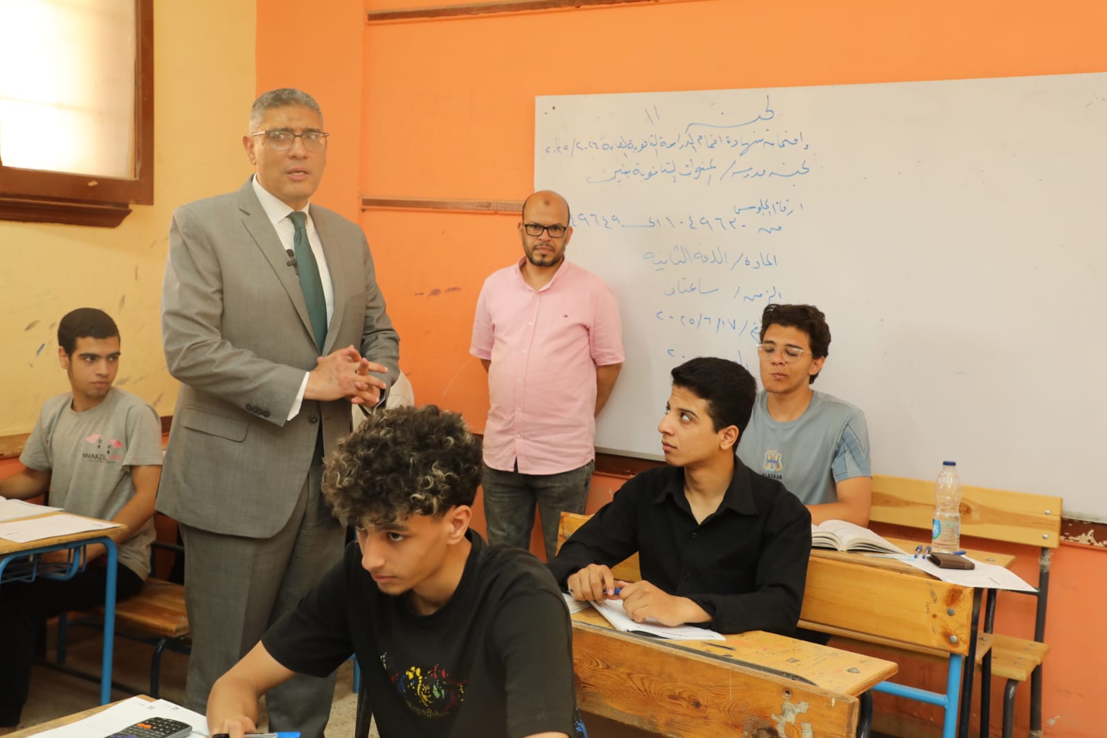 محافظ الجيزة يتفقد لجان امتحانات الثانوية العامة.. ويوجه بمنع وجود الباعة الجائلين بمحيط اللجان