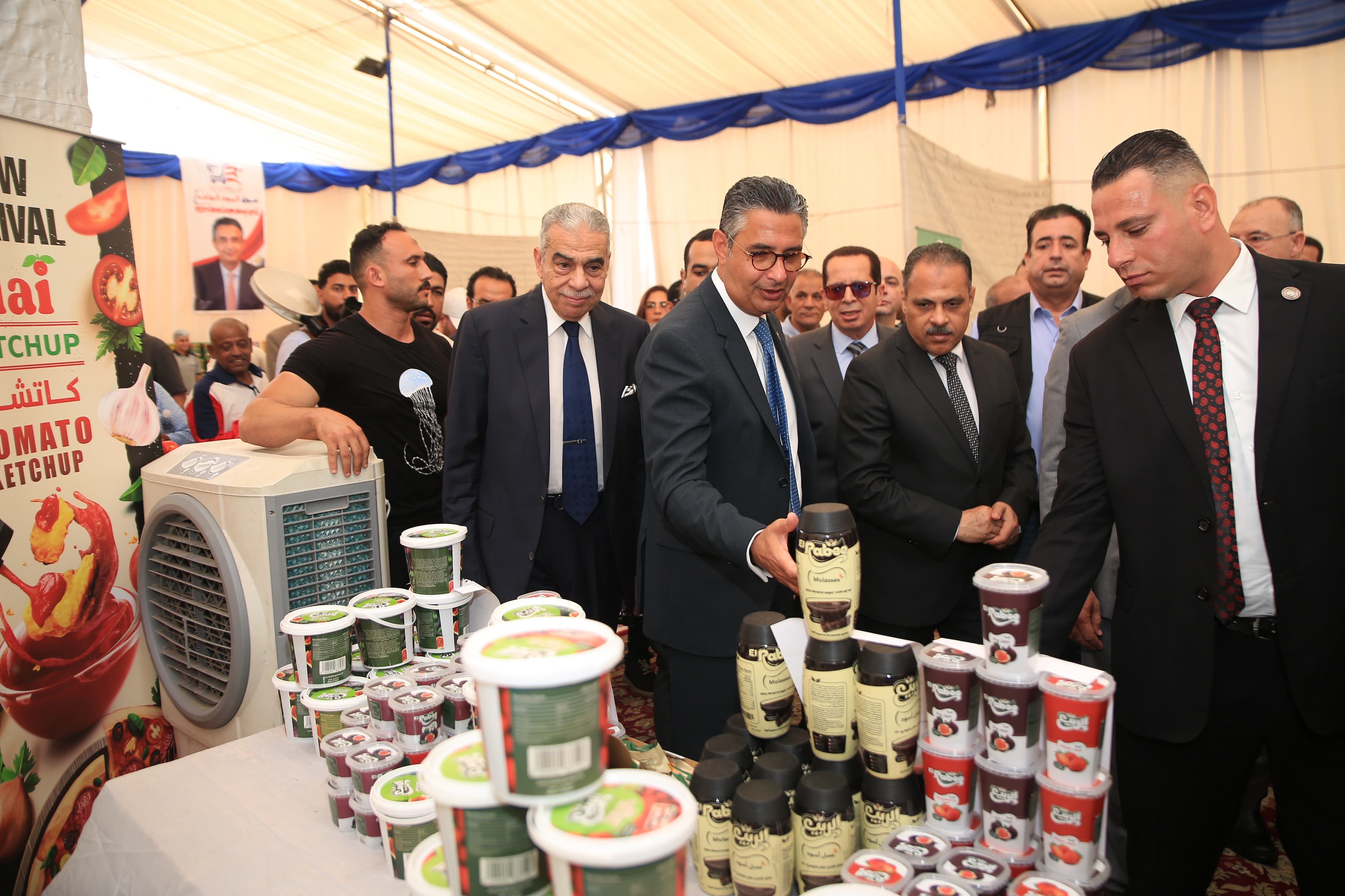 وزير التموين ومحافظ الشرقية يفتتحان سوق اليوم الواحد بالعاشر من رمضان