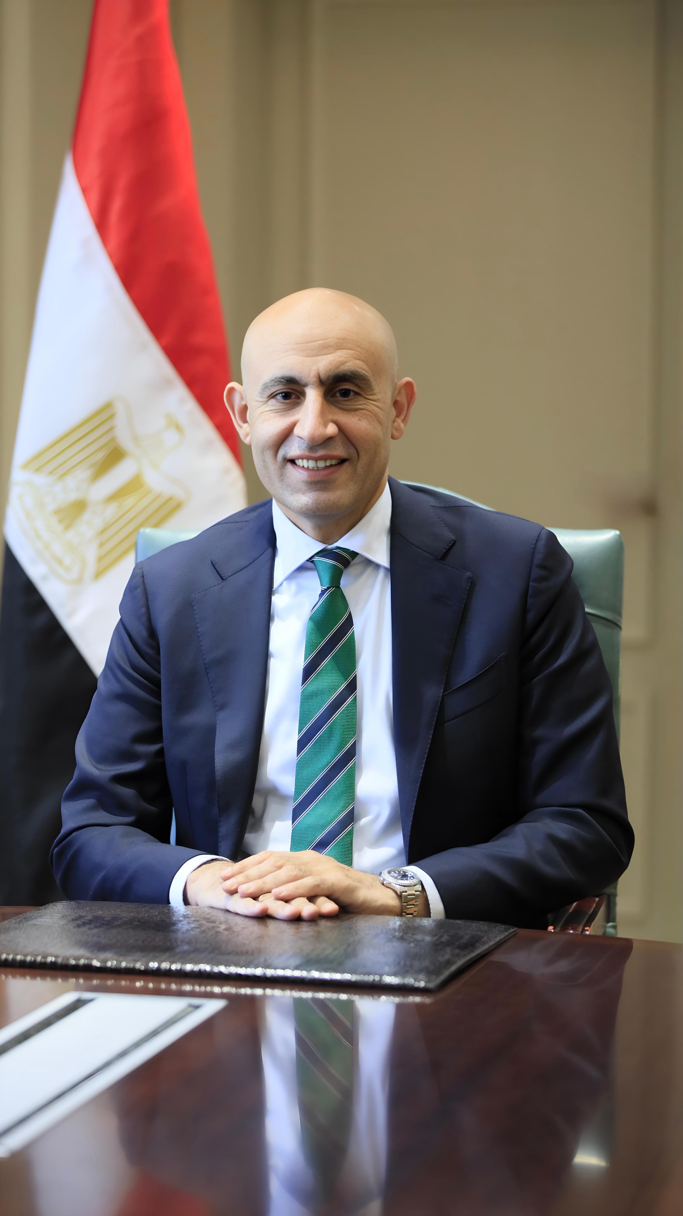 ضبط 3000 جهاز كهربائي تم تجميعهم من مواد مجهولة المصدر بإحدى المخازن بنطاق القليوبية
