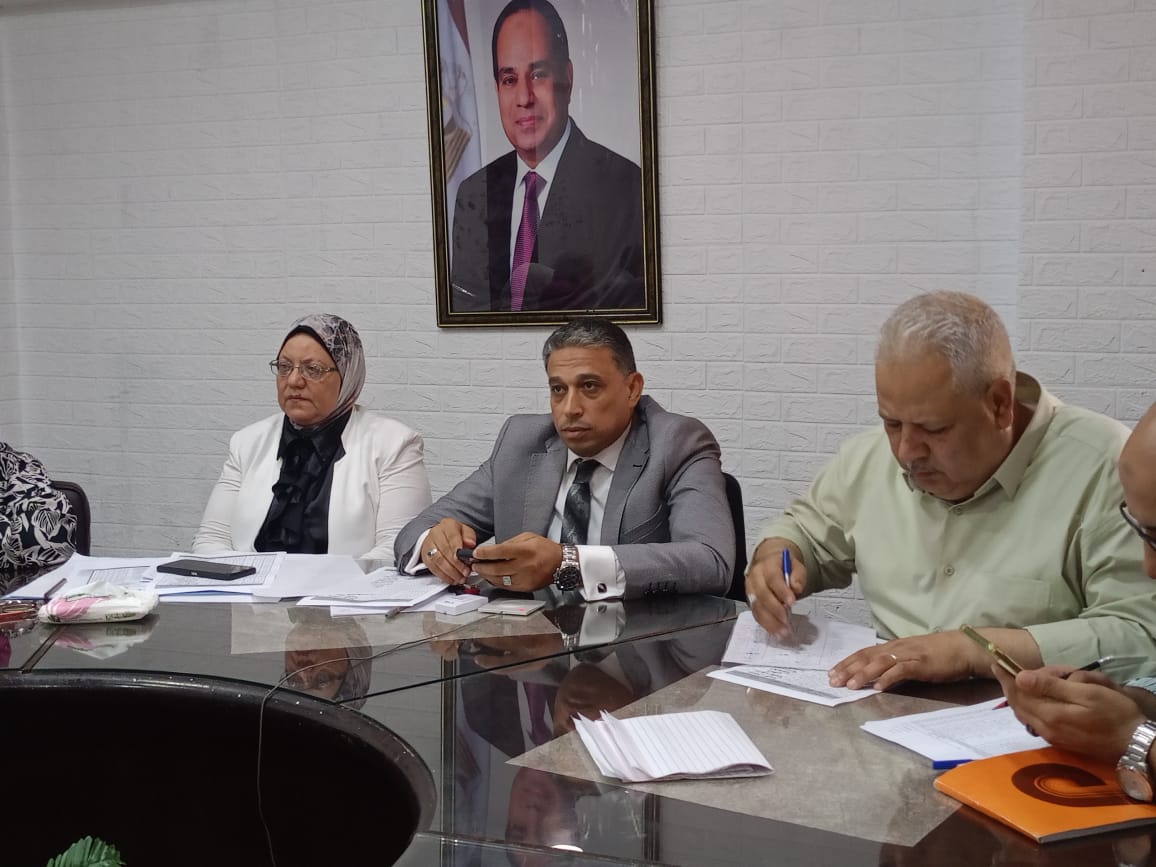 وكيل التعليم بالجيزة يتابع  غرفة عمليات الثانوية العامة الدور الثاني 