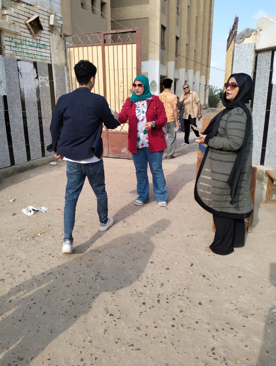 بالشيكولاتة والمياه والورد.. تعليم الفيوم يستقبل طلاب الثانوية العامة قبل دخول اللجان فى اليوم الثانى لامتحانات 