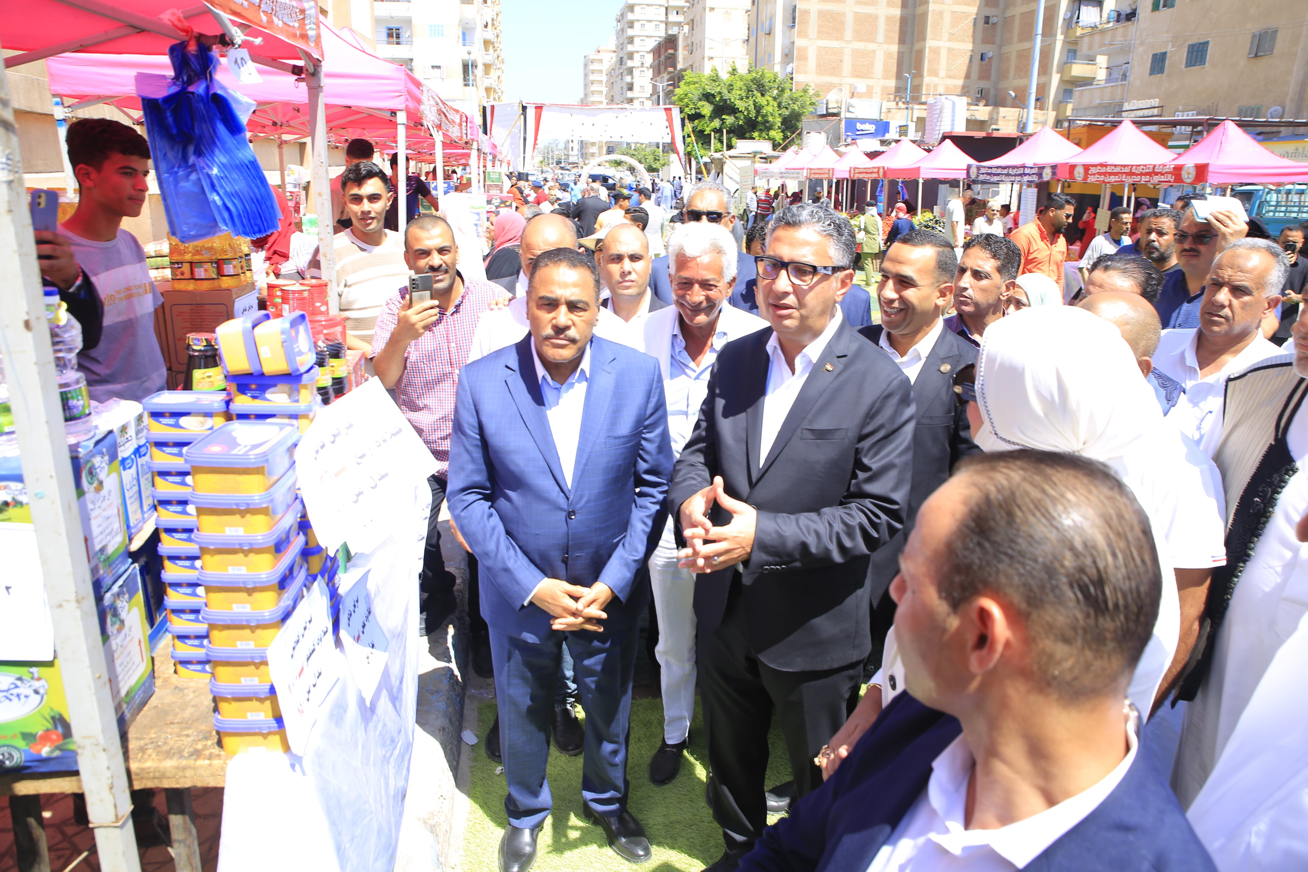 وزير التموين يفتتح «سوق اليوم الواحد» و«أهلاً مدارس» ومكتب السجل التجاري المميز بالغرفة التجارية بمطروح