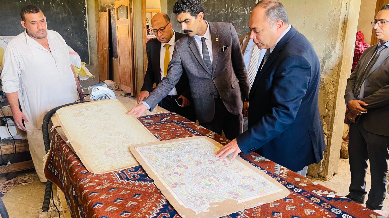 رئيس هيئة تنمية الصعيد يتفقد المجمع الحرفي بقرية دسيا بالفيوم