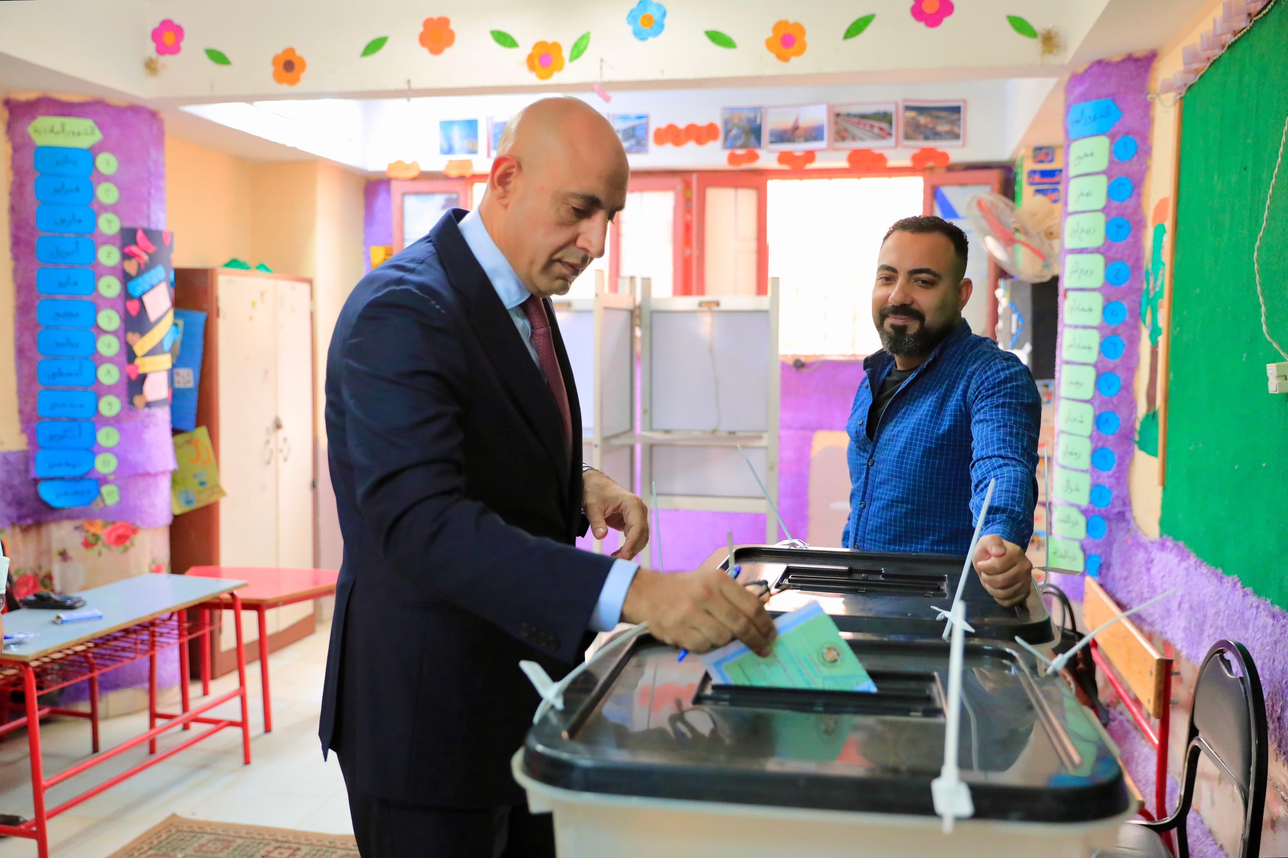 وزير التعليم يدلي بصوته في انتخابات مجلس النواب بمدرسة رشيد الابتدائية بمصر الجديدة