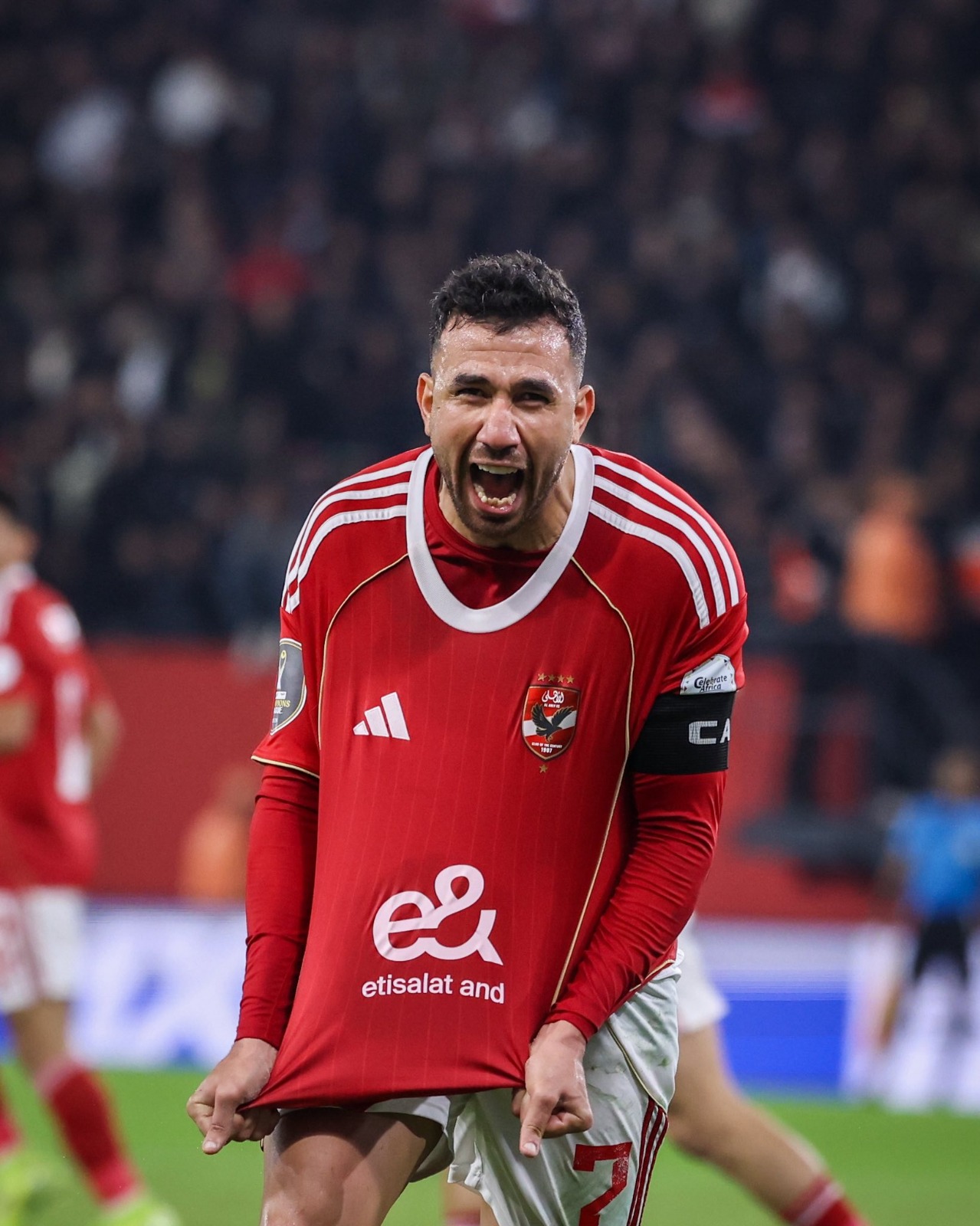 الأهلي يعتلي صدارة المجموعة بتعادل مثير في المغرب 