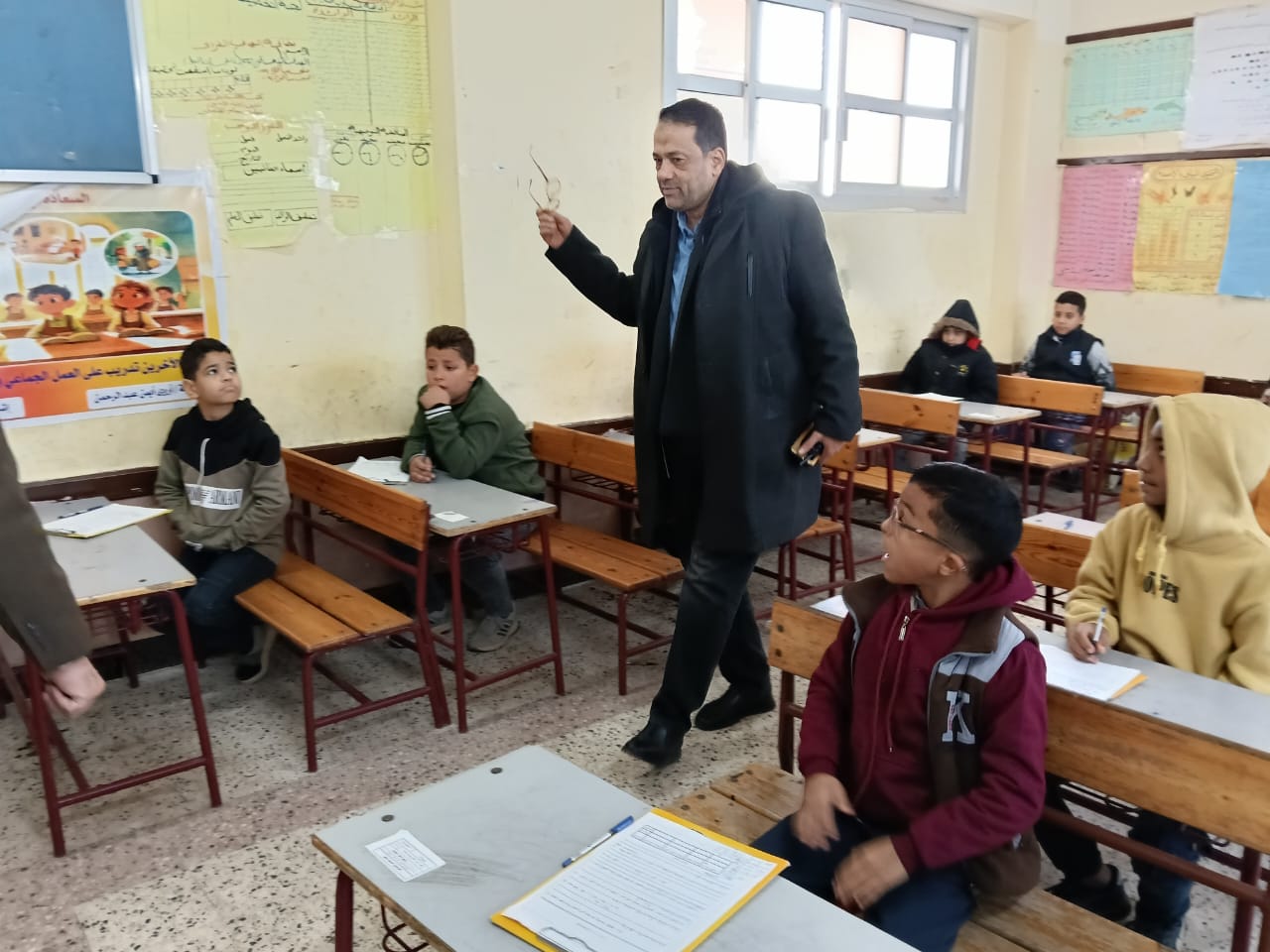 خلال جولة ميدانية.. وكيل التعليم بالغربية يشدد على الضوابط الامتحانية والالتزام بعدم اصطحاب المحمول والساعات الإلكترونية 