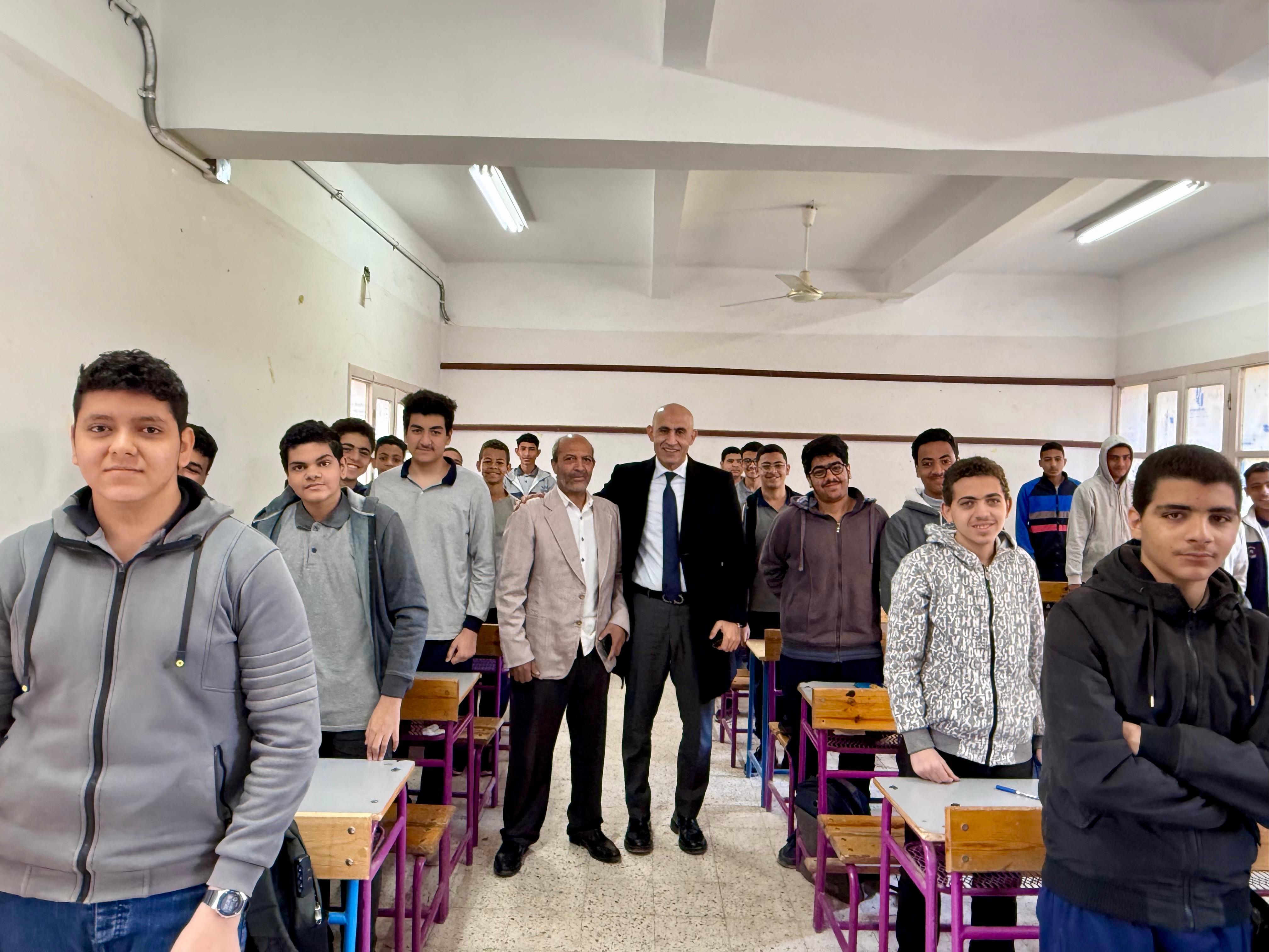 جولة مفاجئة لوزير التعليم بقنا.. رقابة ميدانية صارمة لضبط الأداء المدرسي