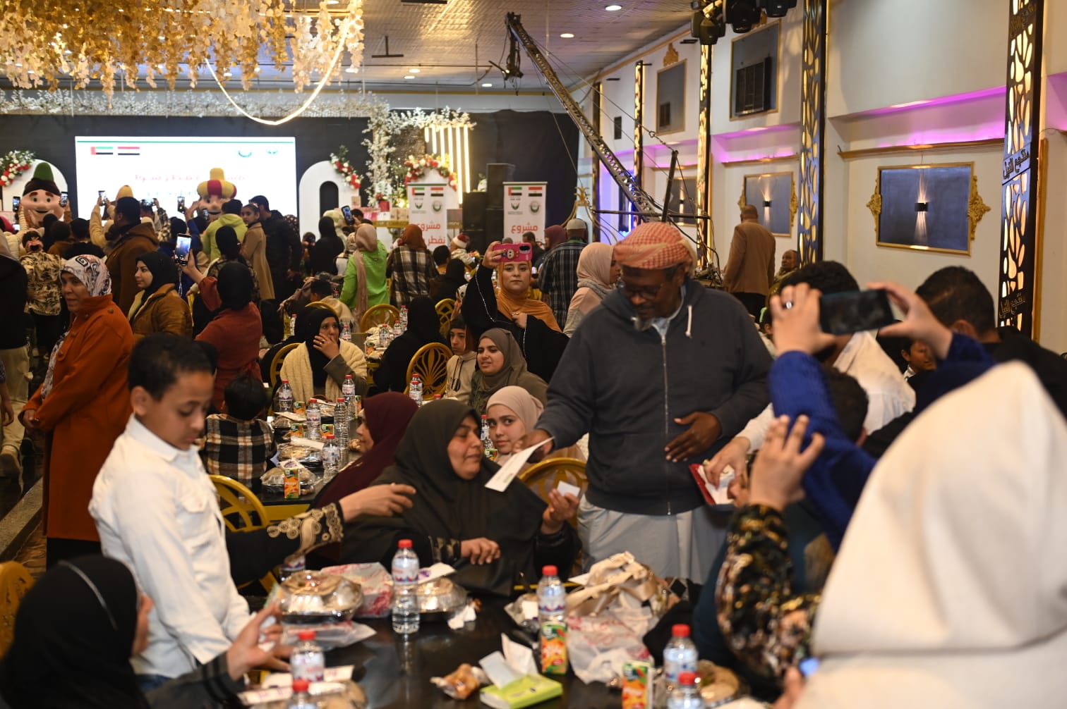 بالصور.. أكبر مائدة إفطار صائم في طهطا 