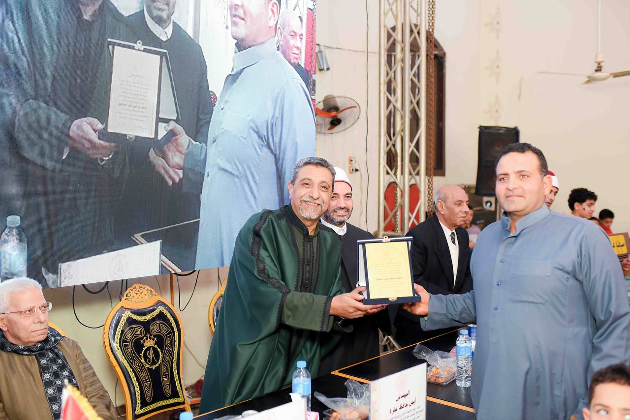 أيمن حافظ عفره يكرّم حفظة القرآن الكريم بقرية الرجدية في الغربية