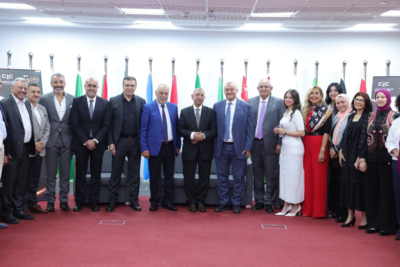 في عرض إبداعي مسرحي.. رئيس الأكاديمية العربية يشهد مشروعات تخرج طلاب كلية اللغة والإعلام بالقرية الذكية