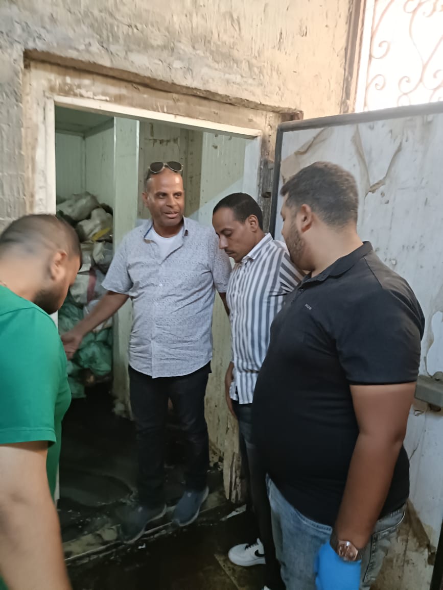 استجابةً لشكوى مواطن عبر مواقع التواصل الاجتماعي.. الجيزة تضبط 8 أطنان من اللحوم والأحشاء الفاسدة بالعمرانية