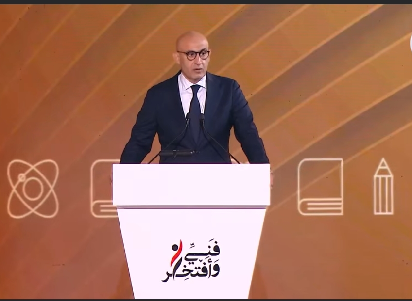 وزير التعليم أمام قرينة الرئيس السيسي في 